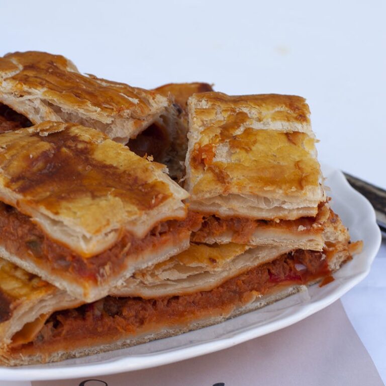 Empanada de hojaldre rellena de atún y pisto | Confiterías Santa Lucía