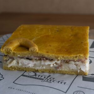 Empanada serranita: pollo, queso y jamón serrano