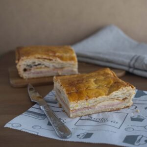 Empanada de hojaldre rellena de Jamón York y queso