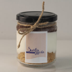 Tarro de cremoso de yogur con confitura de arándanos y frambuesa sin azúcar